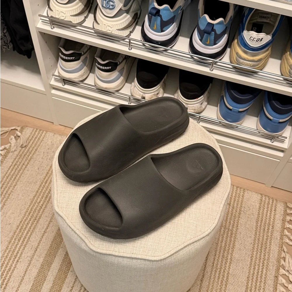 Yeezy slides - Picture 2 of 3